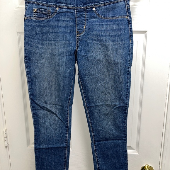 Levi's Women's Denizen (8) Pull-On Crop - Picture 2 of 16